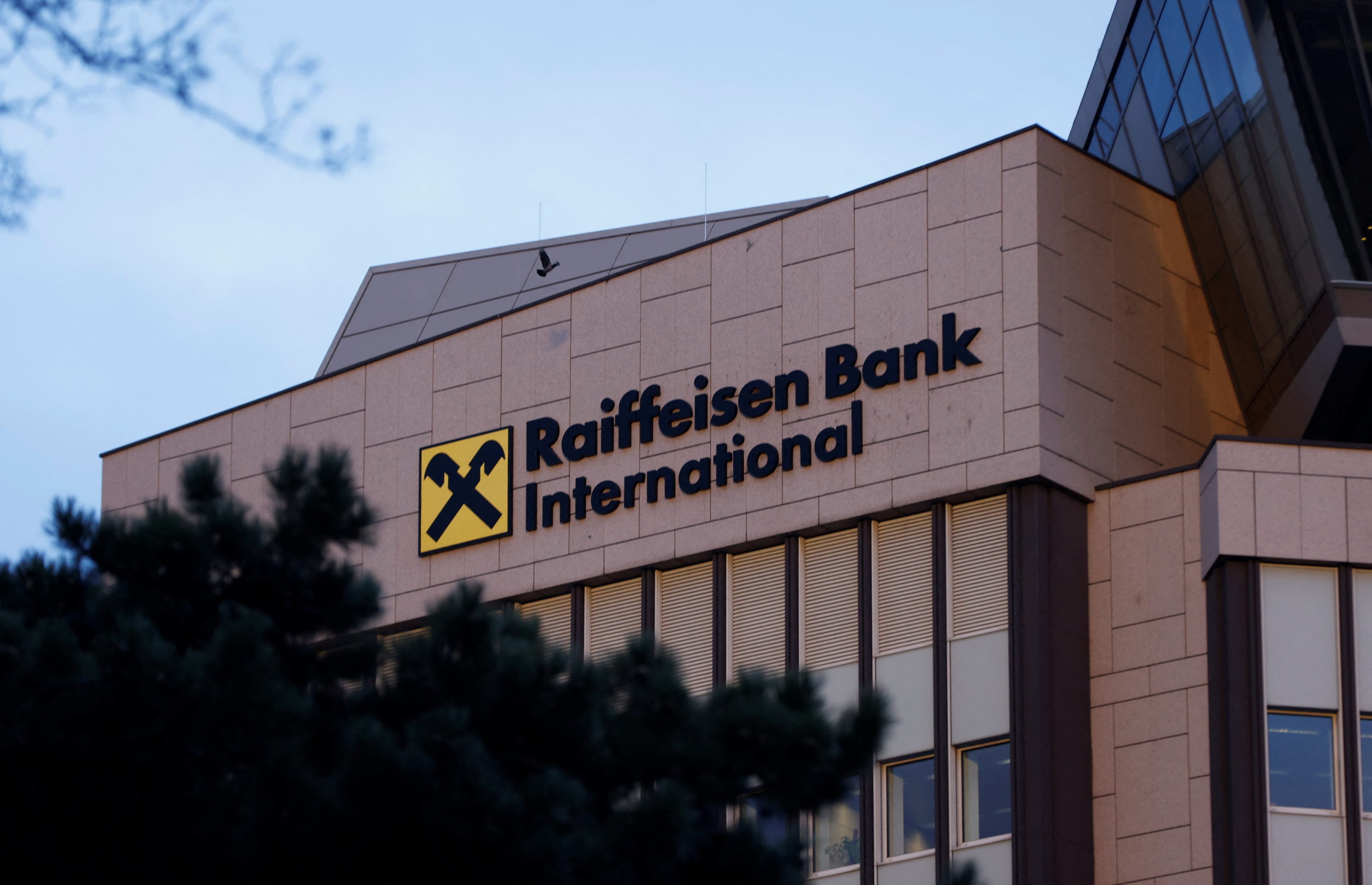 Австрийский банк Raiffeisen затягивает свой выход из РФ и хочет дождаться окончания войны — Reuters