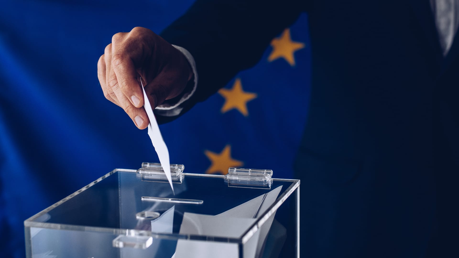 На выборах в Европарламент победила правоцентристская ЕНП. Правые заняли первое место во Франции, второе — в Германии