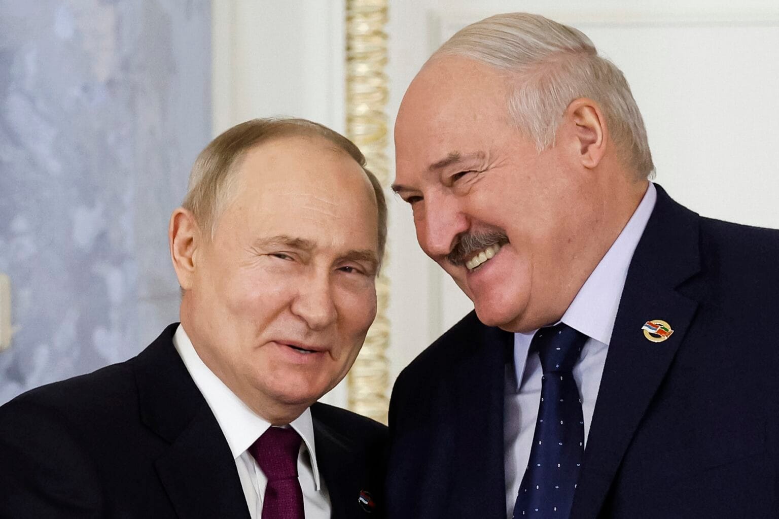 Белый дом снимает санкции с Лукашенко в обмен на освобождение политзеков, надеясь переманить его на свою сторону — Reuters