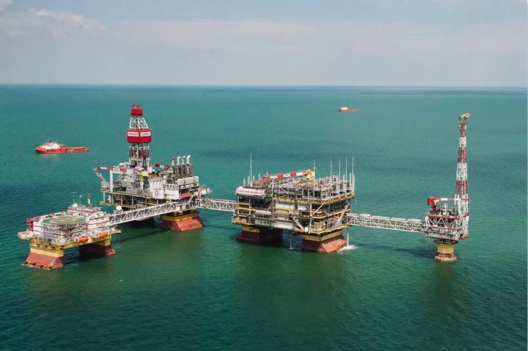 Беспилотники СБУ атаковали российскую нефтяную платформу в Каспийском море. Это первый подобный удар в регионе — украинские СМИ