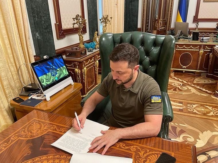 Владимир Зеленский уволил посла Украины в Германии, который назвал канцлера Шольца «обиженной ливерной колбасой»