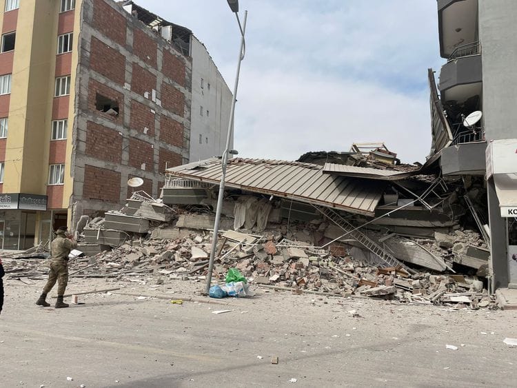В Турции — новое землетрясение. Обрушилось около 25 зданий