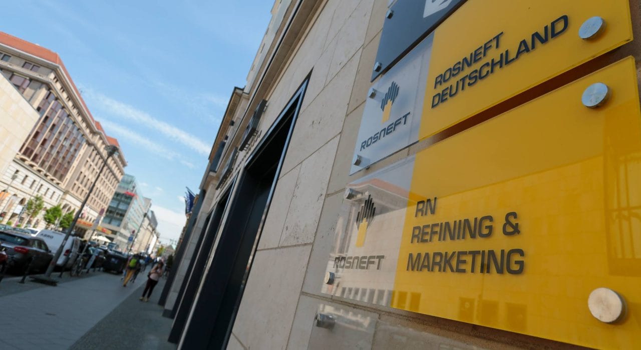 Германия намерена добиться вывода из-под санкций предприятий «Роснефти» в стране